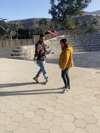 La concejala de Fiestas, Cleofé Cubas, con el diseñador Nauzet Afonso/TA.